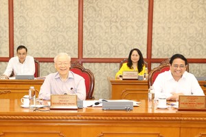 党中央总书记阮富仲主持会议。