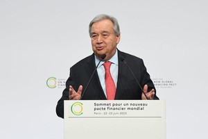联合国秘书长古特雷斯在巴黎举行的新全球融资契约峰会上发表讲话。