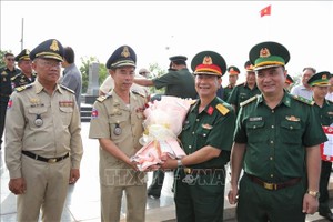 从柬埔寨迎接烈士遗骸回国安葬