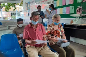 老年人（60岁以上）到市医疗站看病。