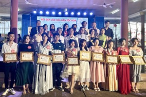 各代表与10获奖歌手留影。