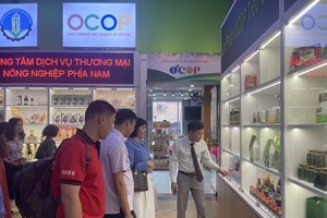 消费者参观OCOP对接及销售地点。