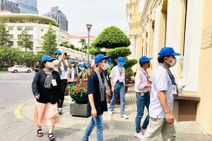 游客参观市人民议会和市人委会办事处。