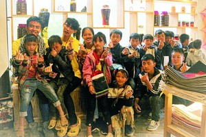 飘零计划成员与高山区儿童一起参观沙巴(老街)的社会企业 。