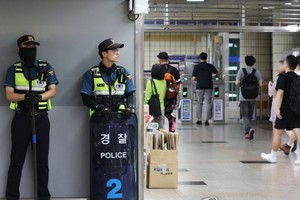 在京畿道城南市盆唐区书岘站，警察着制服待命。