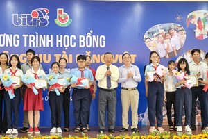 平仙公司董事长尤凯成（中左）颁发奖学金给员工的优秀子弟。