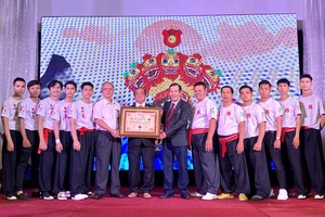 《五狮戏球》成功演出后摄。