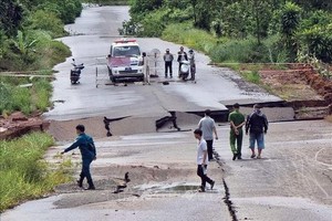 保禄市绕道出现下陷现象