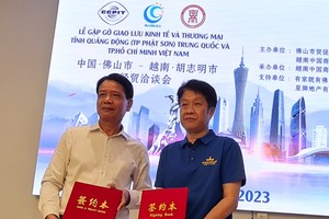 越南中国商会广东企业与佛山国际商会签署合作备忘录。