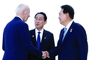 美国总统(左一)、韩国总统(右一)同日本首相，五月在日本广岛会谈开始前进行交谈。