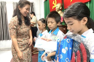 丁氏心（丈夫是福建人）颁发助学金予清贪子弟。