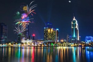 燃放烟花庆祝两大节日