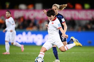 越南女足球员陈氏秋（白衣）