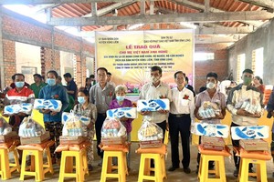 罗氏大宗祠向永隆省宗亲送礼物