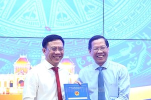 市人民委会主席潘文迈向阮玉辉颁发了接待和任命决定。