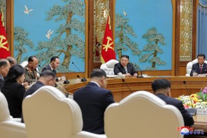 朝鲜召开劳动党第八届中央委员会第十六次政治局会议，金正恩出席会议。图自朝中社