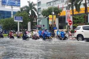 岘港市强降雨致多条街道受淹