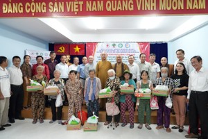 第八郡各慈善单位给高龄老人赠送礼物。