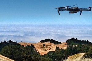 一架无人机正在飞越美国塔玛佩斯山。