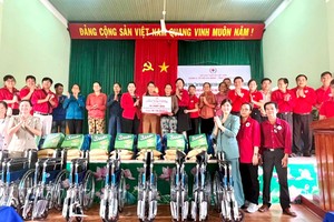 第六郡红十字会代表团向广乂省捐赠物资。