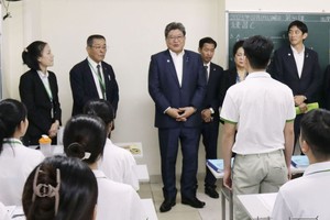 日本自民党政调会长萩生田光一（中央）到访河内，在外国人技能实习生输出机构与学习日语的年轻人交换意见。