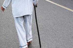 双脚沉重无力？走路没有踏实感？ 小心是颈椎退化警讯！