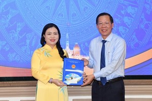 市人委会主席潘文迈向武氏黄梅同志颁授委任《决定》。