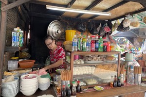 珍姨与相伴三十多年的广东粉面档。