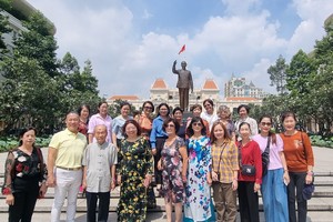 市各民族文学艺术协会参观市人委会办事处