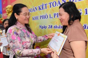 市人民议会主席阮氏丽表彰“文化家庭”模范。