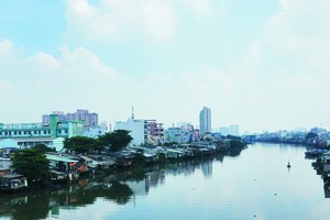 本市沿涌、涌上住房清拆工作是一项棘手问题。