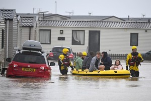 英国有受洪水围困的民众获救。