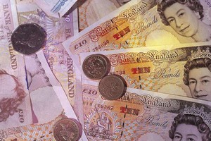 英国现金支付十年来首次增长