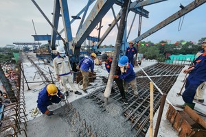 工人们在守德市南理桥工地工作。