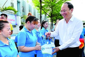 市委副书记阮胡海向平政县工人赠送礼物。