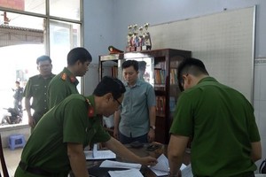 当局搜查了吴英宇的住所。