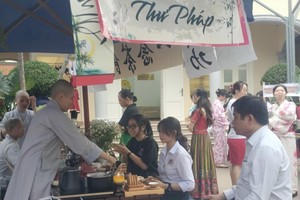 大学生参加东方文化活动。