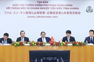 越南政府总理范明政与日本群马县知事和典型企业进行座谈。