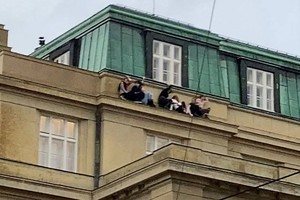 有一名躲在屋檐下的学生失足跌落。