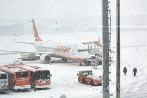 韩济州机场跑道被暴雪覆盖