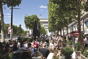 人们在一间咖啡厅。