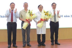 市委副书记阮福禄与市人委会副主席杨英德送花祝贺市第一儿童医院、市慈裕产育医院。