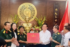 阮仲义同志向市烈士家属辅助会赠送春节礼物。