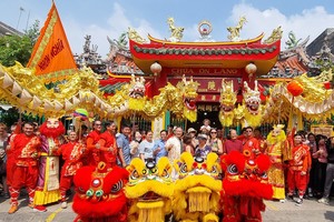 仁义堂龙狮团点睛开光典礼