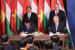 政府总理范明政与匈牙利总理见证越南公安部与匈牙利内务部之间合作文件的签字仪式。