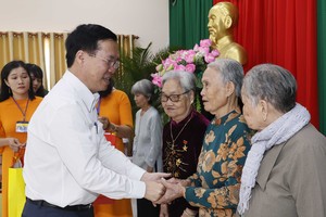 国家主席向永隆省优抚家庭拜年