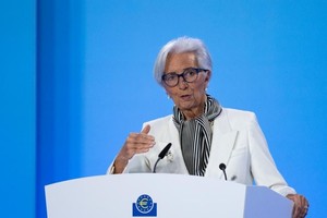 欧洲中央银行行长拉加德在德国法兰克福欧洲中央银行总部举行的新闻发布会上讲话。图自新华社