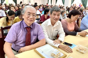 陈适老师（左）参加会议。