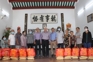 本市潮州义安会馆理事会代表向清寒乡亲赠送岁暮礼物。