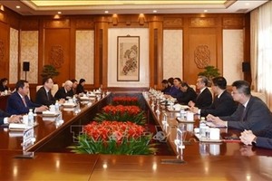 越共中央书记处书记、中央对外部部长黎怀忠会见中共中央政治局委员、中央外事工作委员会办公室主任、外交部部长王毅(图片来源：越通社)